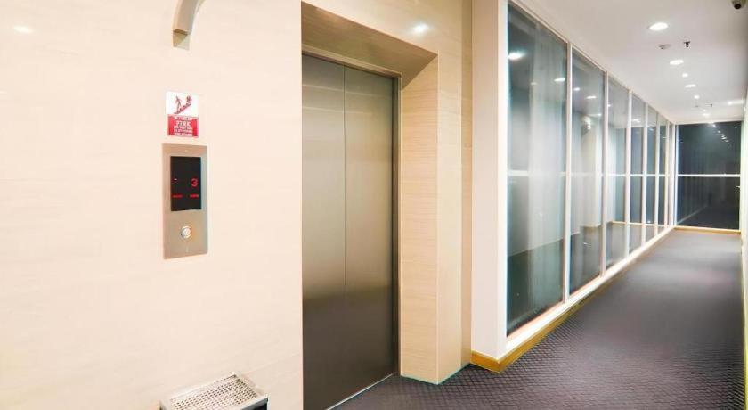 U Stay Hotel Mangga Besar Dżakarta Zewnętrze zdjęcie